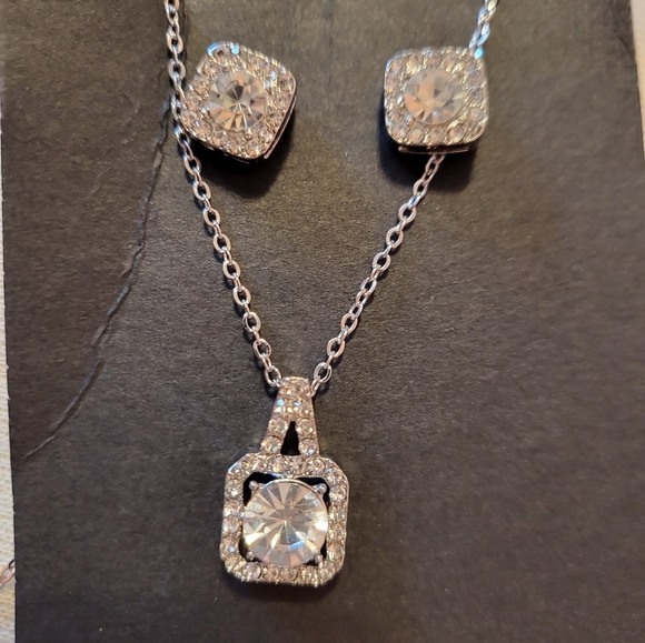 Beautiful elegant jewelry set with beautiful stud earrings - Picture 6 of 8